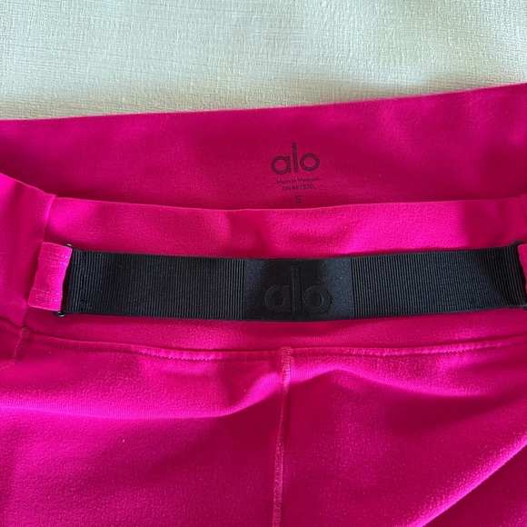 Bright hot Pink Capri Leggings alo yoga size small black band detail - Picture 2 of 4
